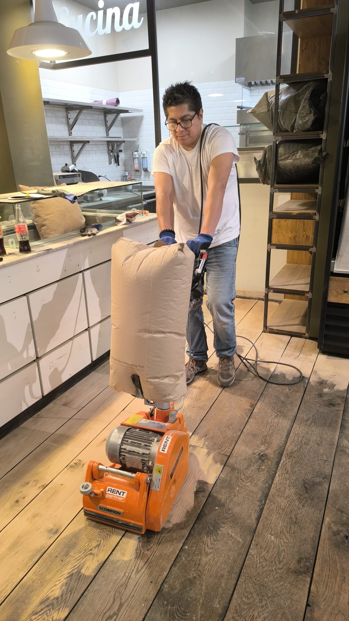 Arbeiten an einem Holzboden