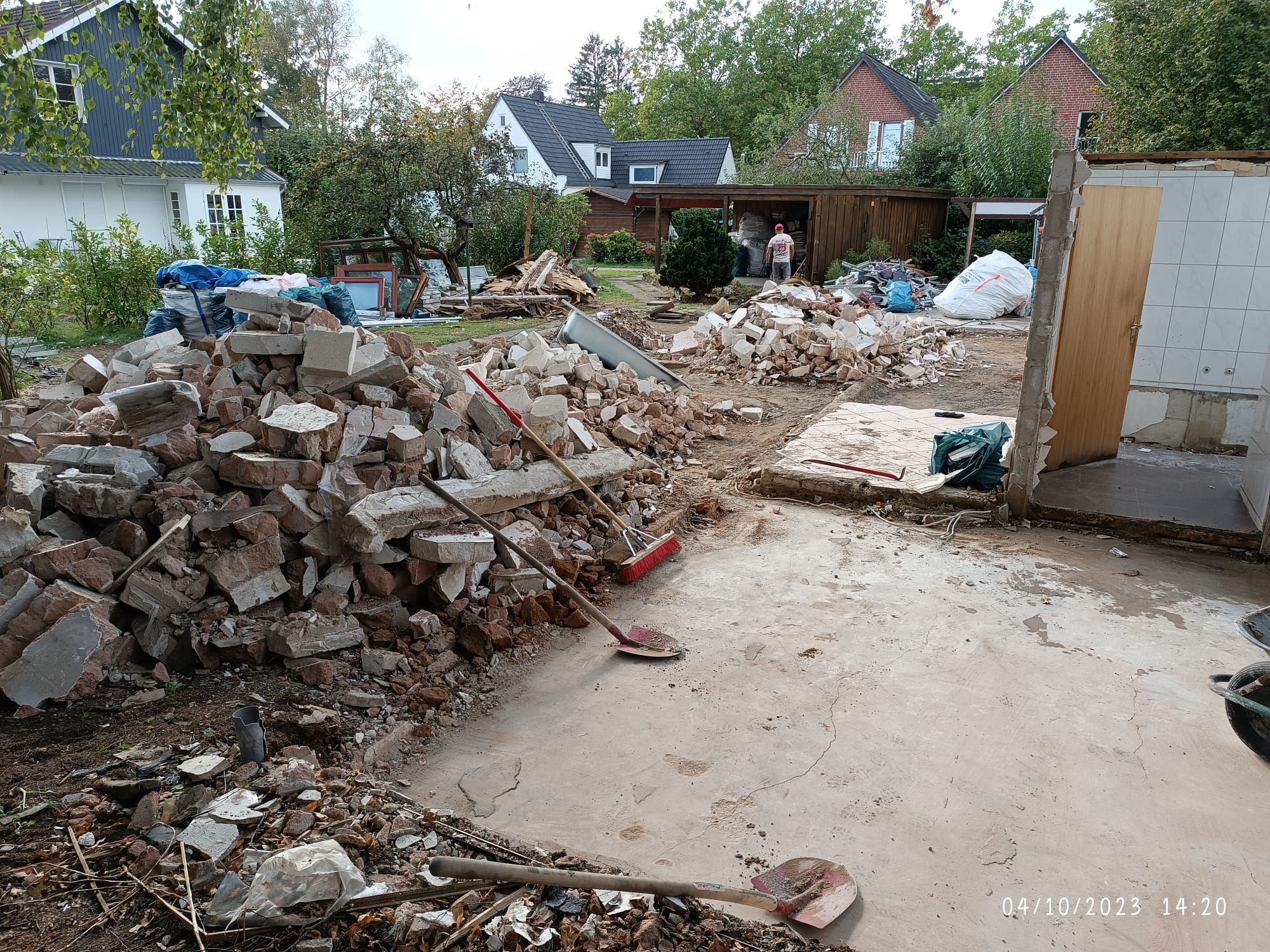 Außenbereich während Rückbauarbeiten